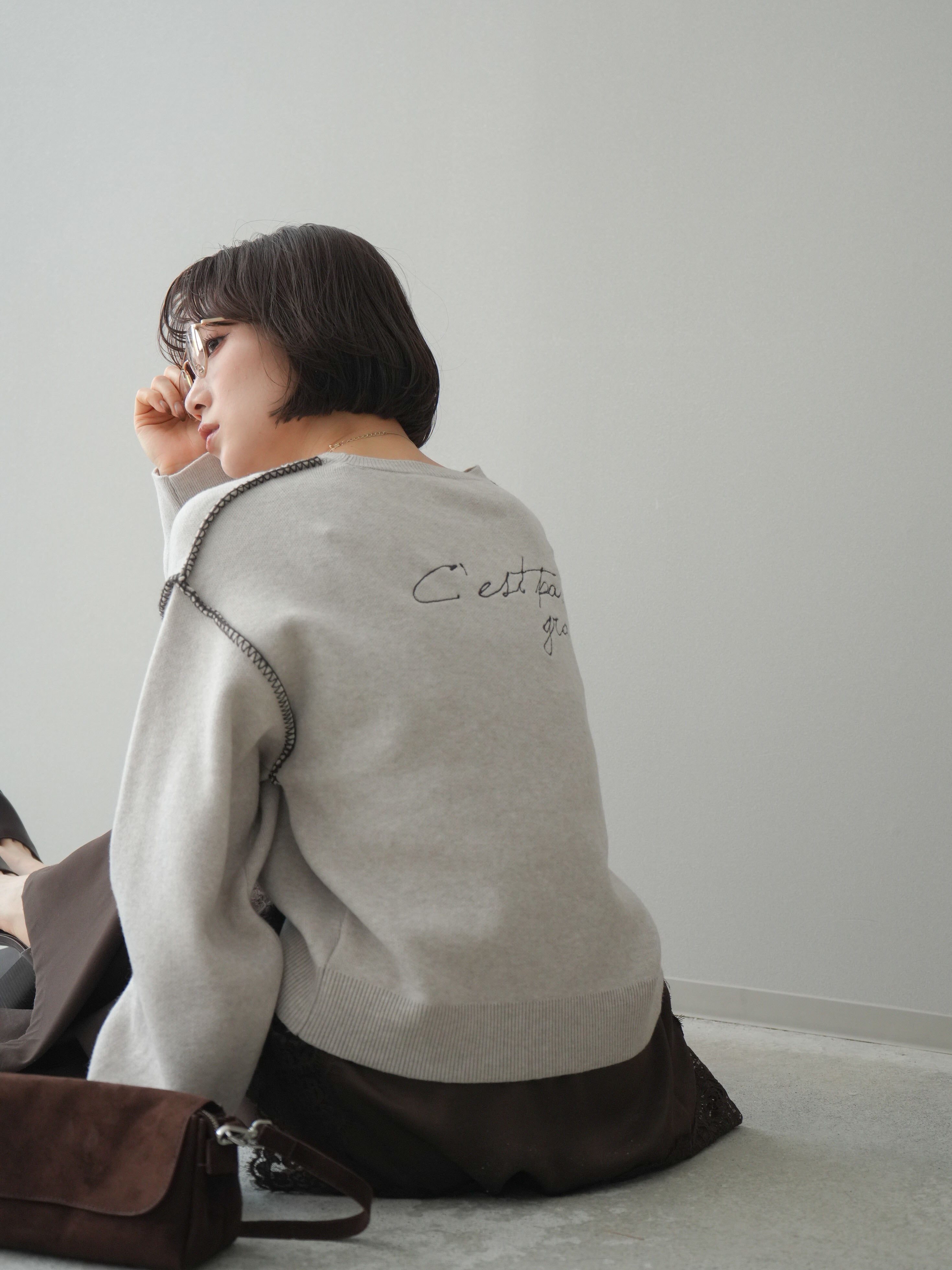 予約]バックロゴ刺繍配色ステッチニットプルオーバー/lightgray – Lumier