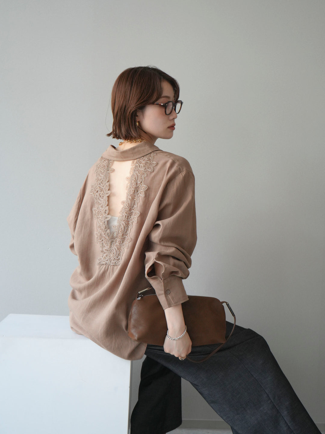 [予約]バックVレースデザインシャツ/beige
