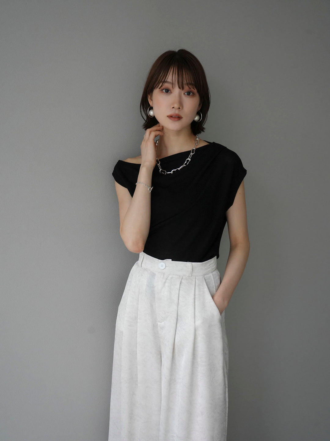 [Pre-order] Asymmetrical Tuck Sleeveless Knit/Black