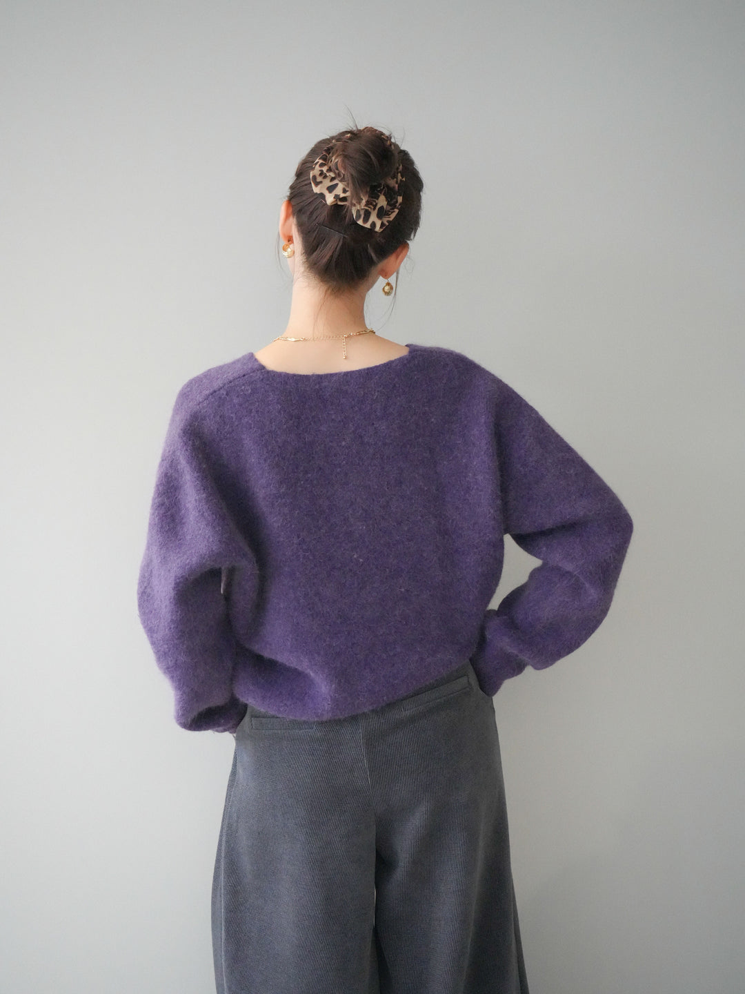 [SET]シュシュ付きアンゴラタッチVネックニットプルオーバー+選べるアクセセット(2set)