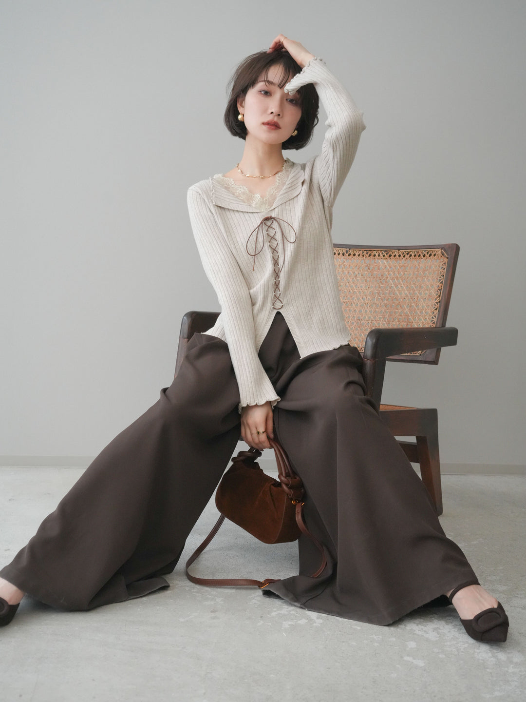 [予約]レースネックレースアップリブニットトップス/greige