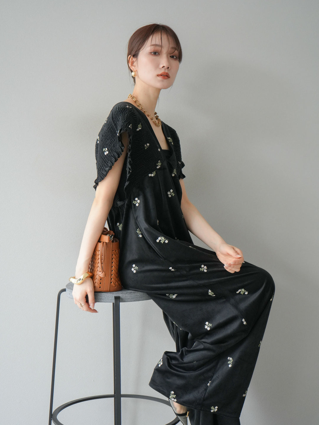 [予約]ベロアフラワー刺繍シャーリングサロペット/ブラック