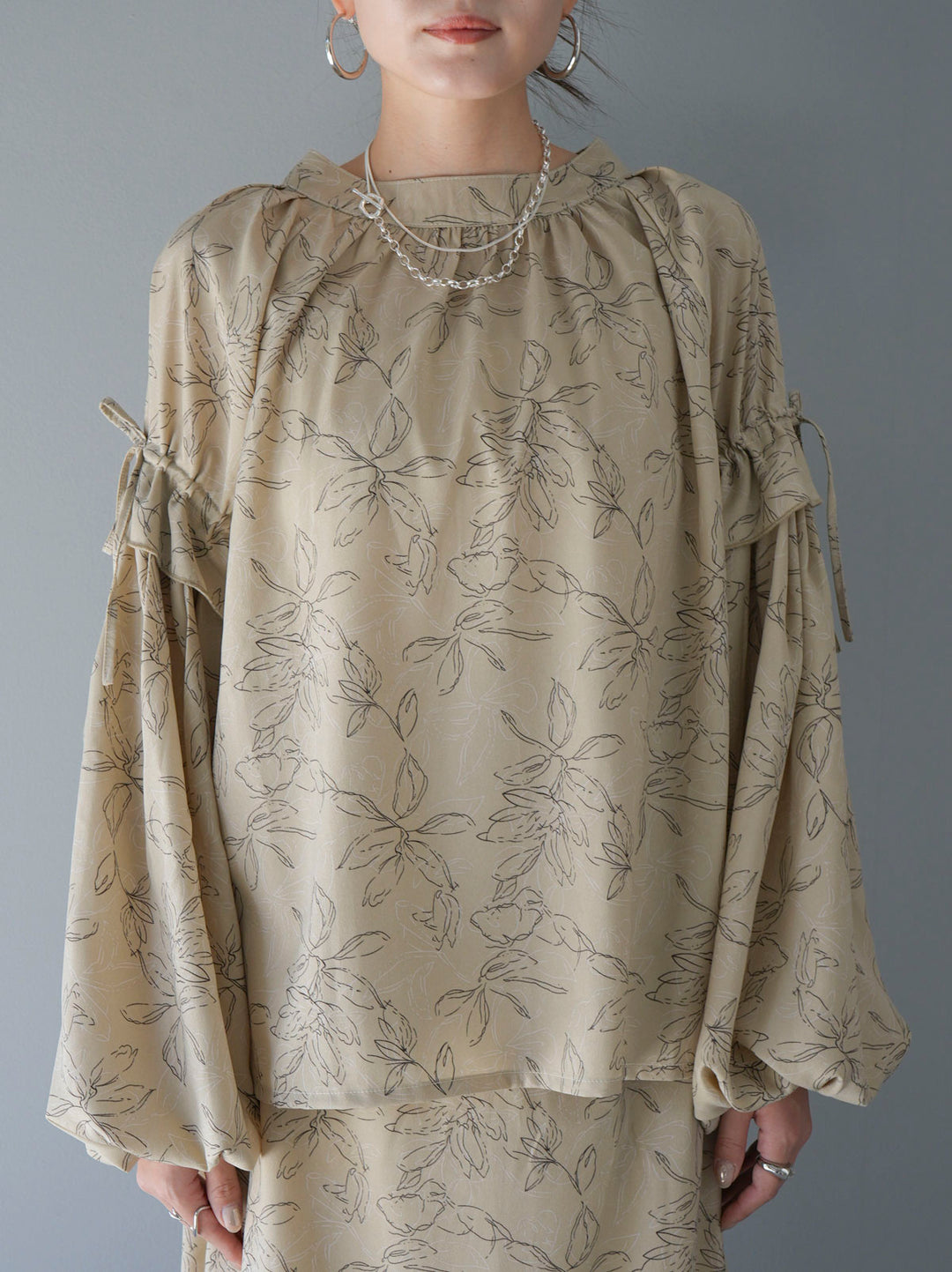 [Pre-order] Pen-touch flower print blouse/beige