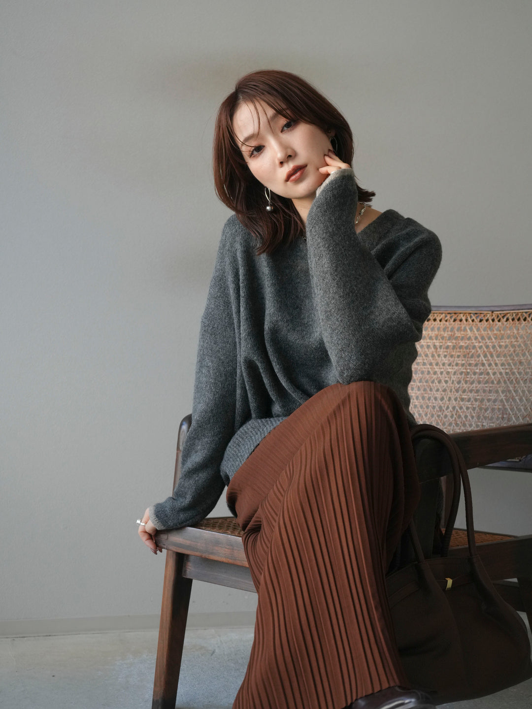 【預訂】V領撞色袖針織套頭衫/炭灰