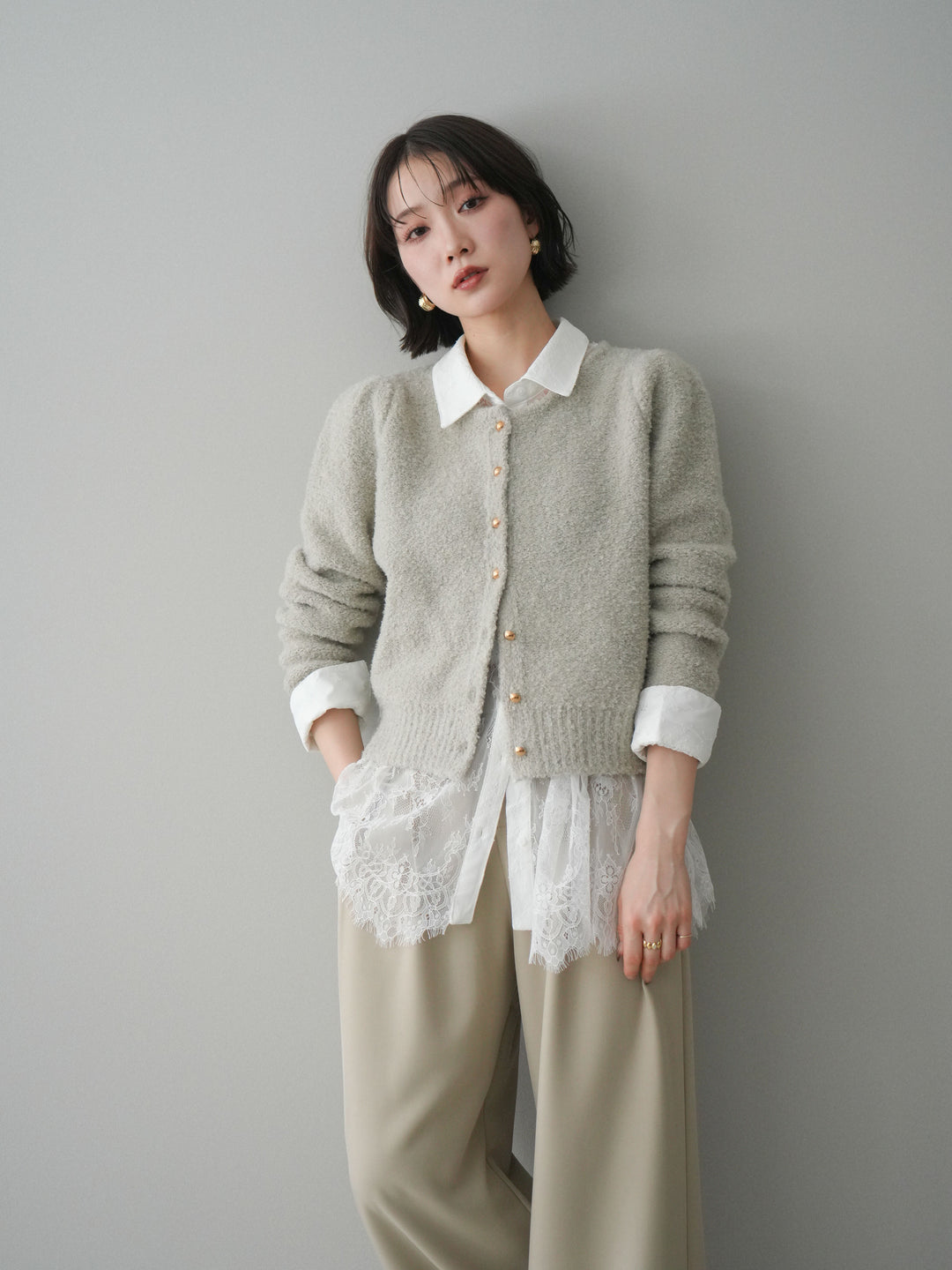 [SET]ゴールドボタンブークレニットカーディガン+総レースボリュームスリーブシャツ(2set)