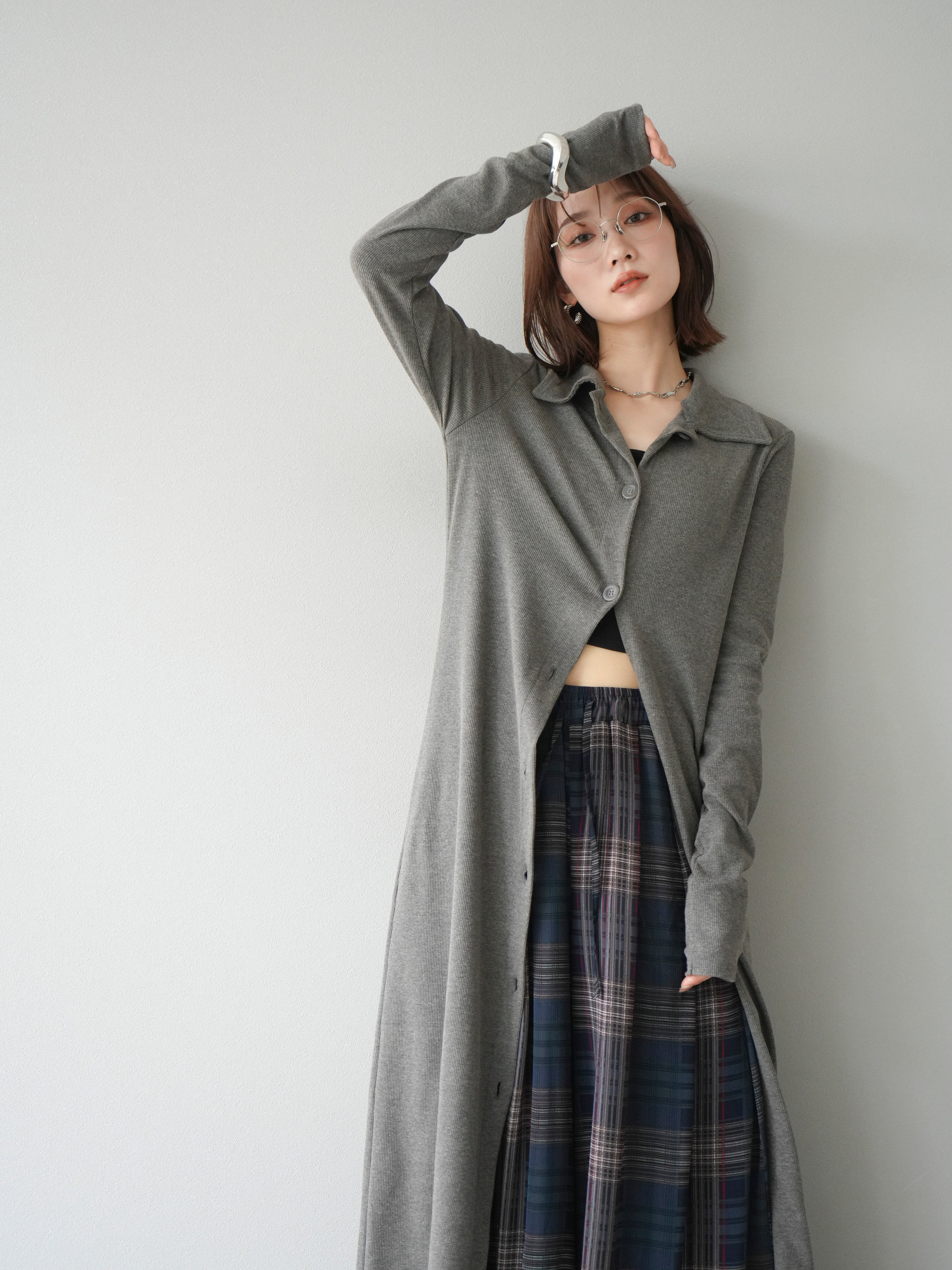 予約]襟付きカットリブボタンワンピース/チャコール – Lumier