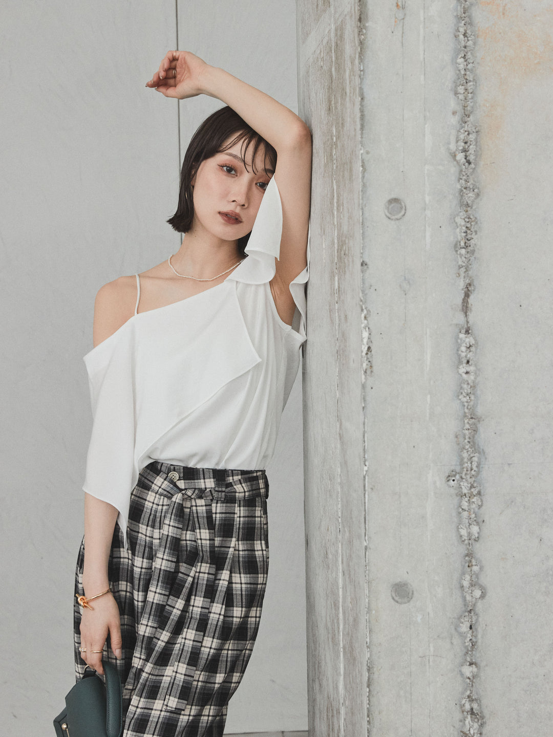 [SET]ワンショルラッフルブラウス+チェック柄ワイドパンツ(2set)
