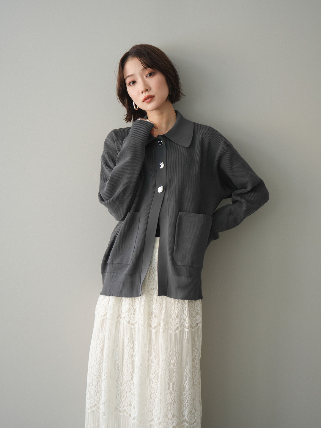 [予約]メタルボタン襟付きポリエステルニットカーディガン/charcoal