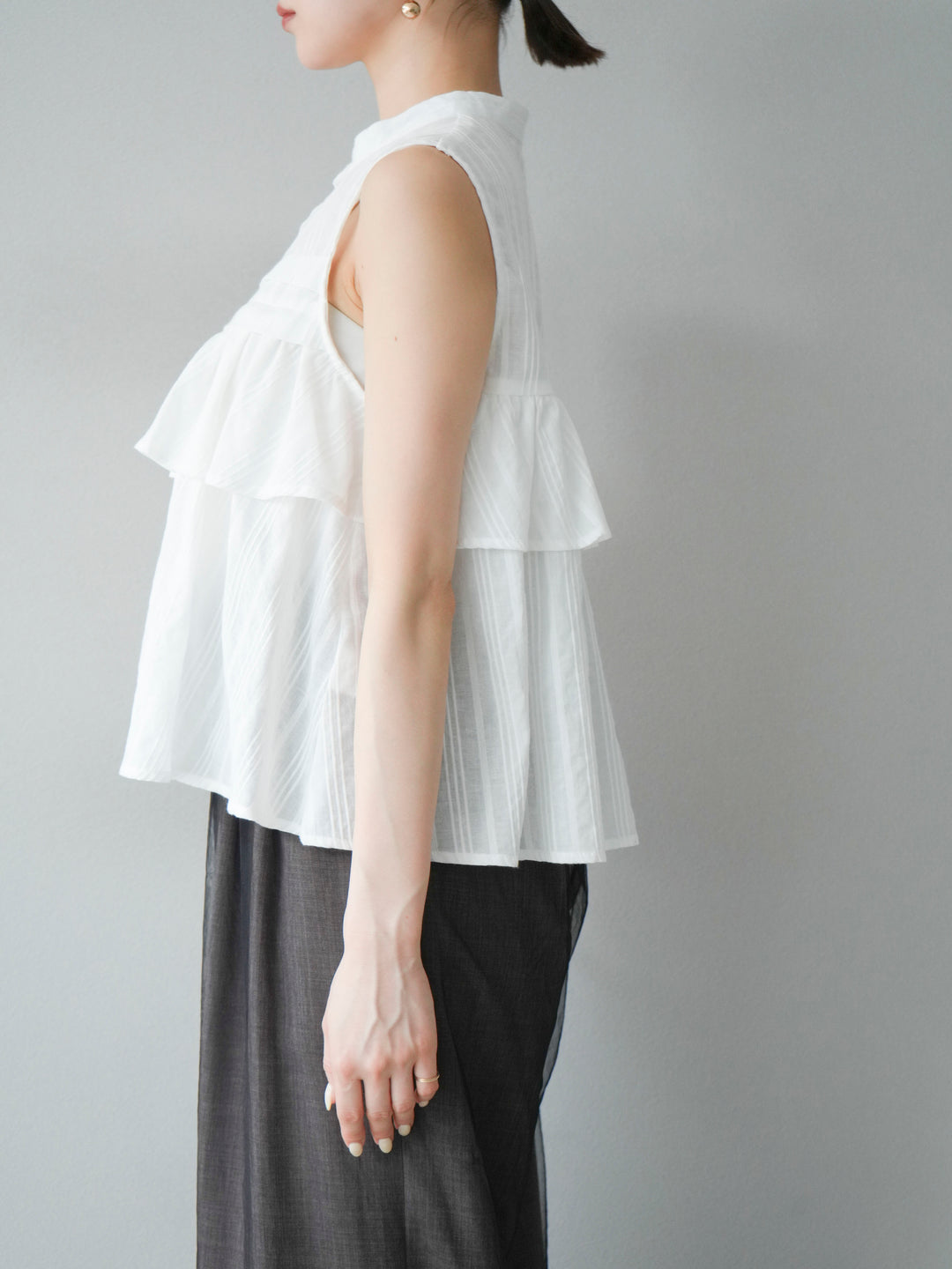 [予約]ドビーストライプアシンメトリーフリルノースリブラウス/ホワイト