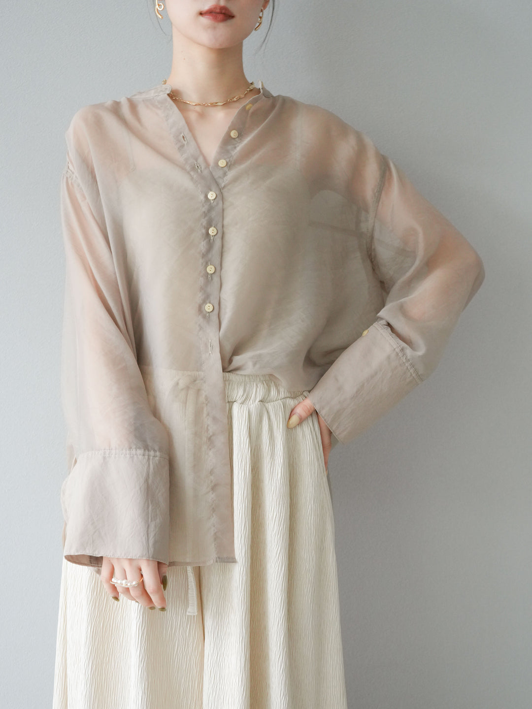 [予約]シャイニーシアーバンドカラーシャツ/ベージュ