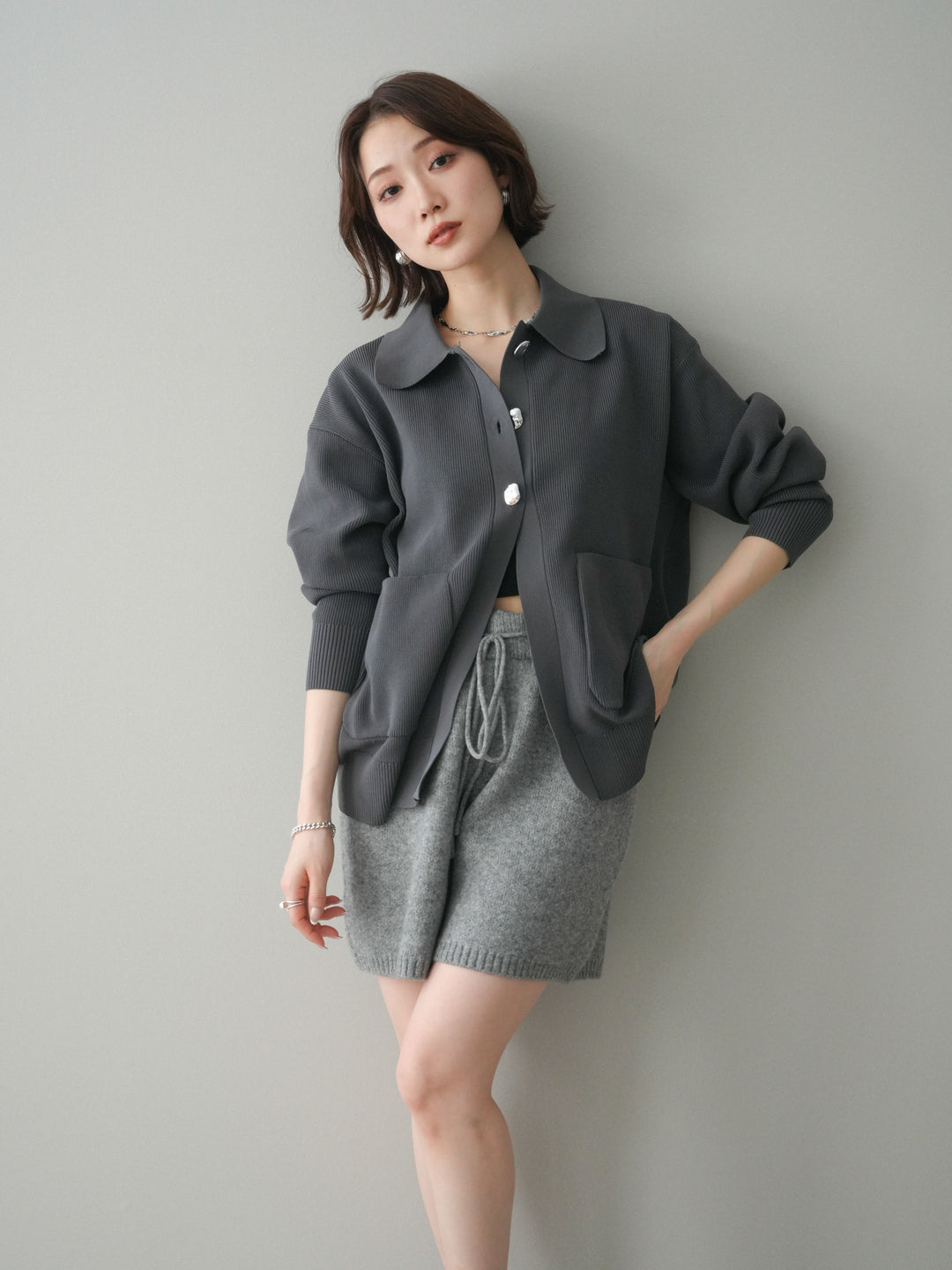 [予約]メタルボタン襟付きポリエステルニットカーディガン/charcoal