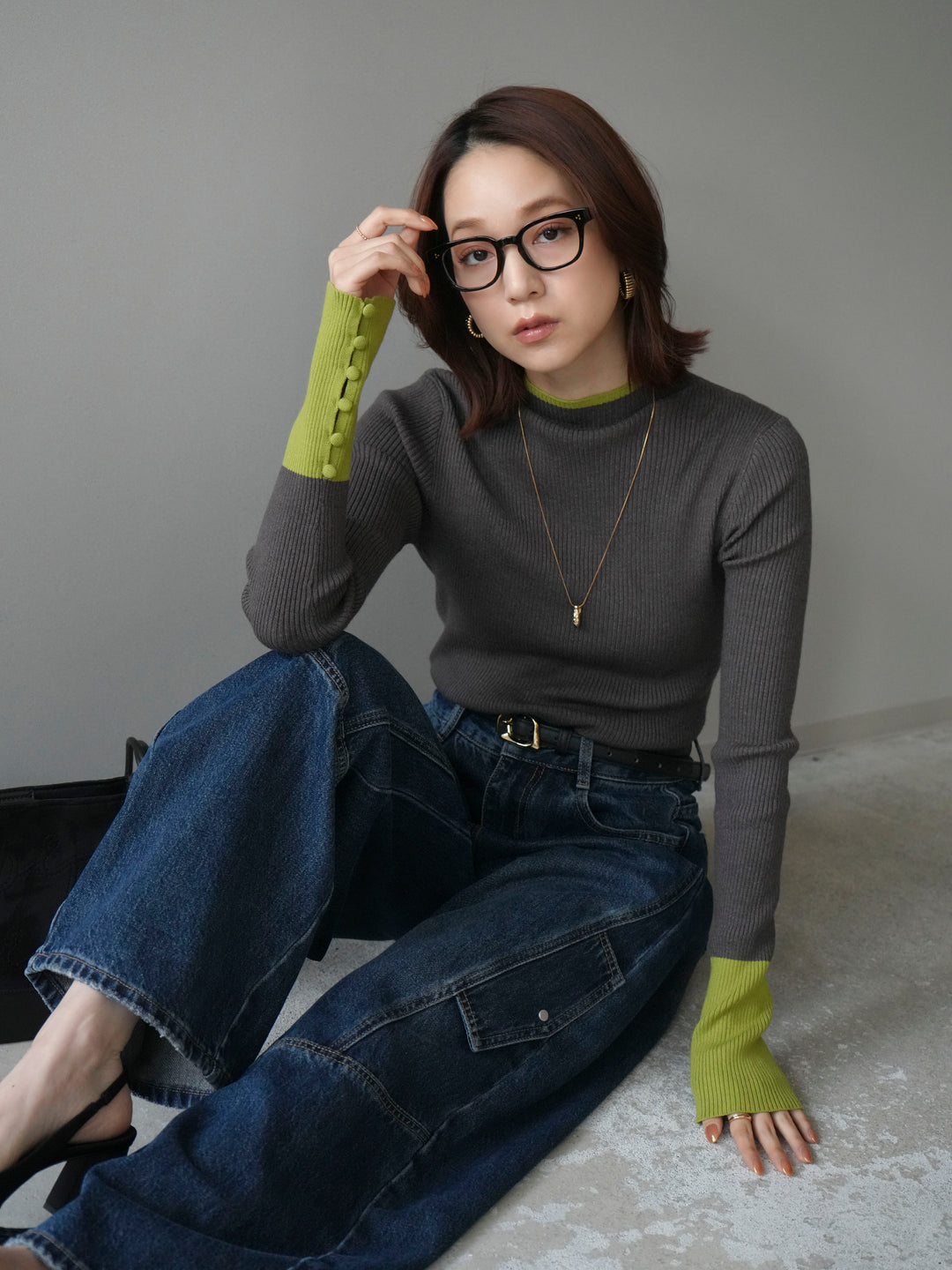 [予約]袖ボタンハイネック配色リブニットトップス/charcoal