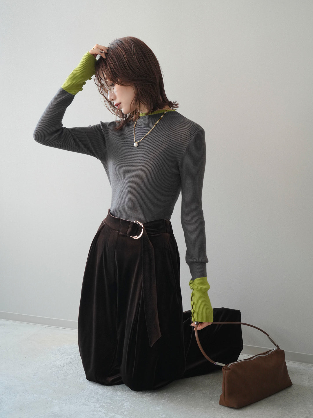 [予約]袖ボタンハイネック配色リブニットトップス/charcoal