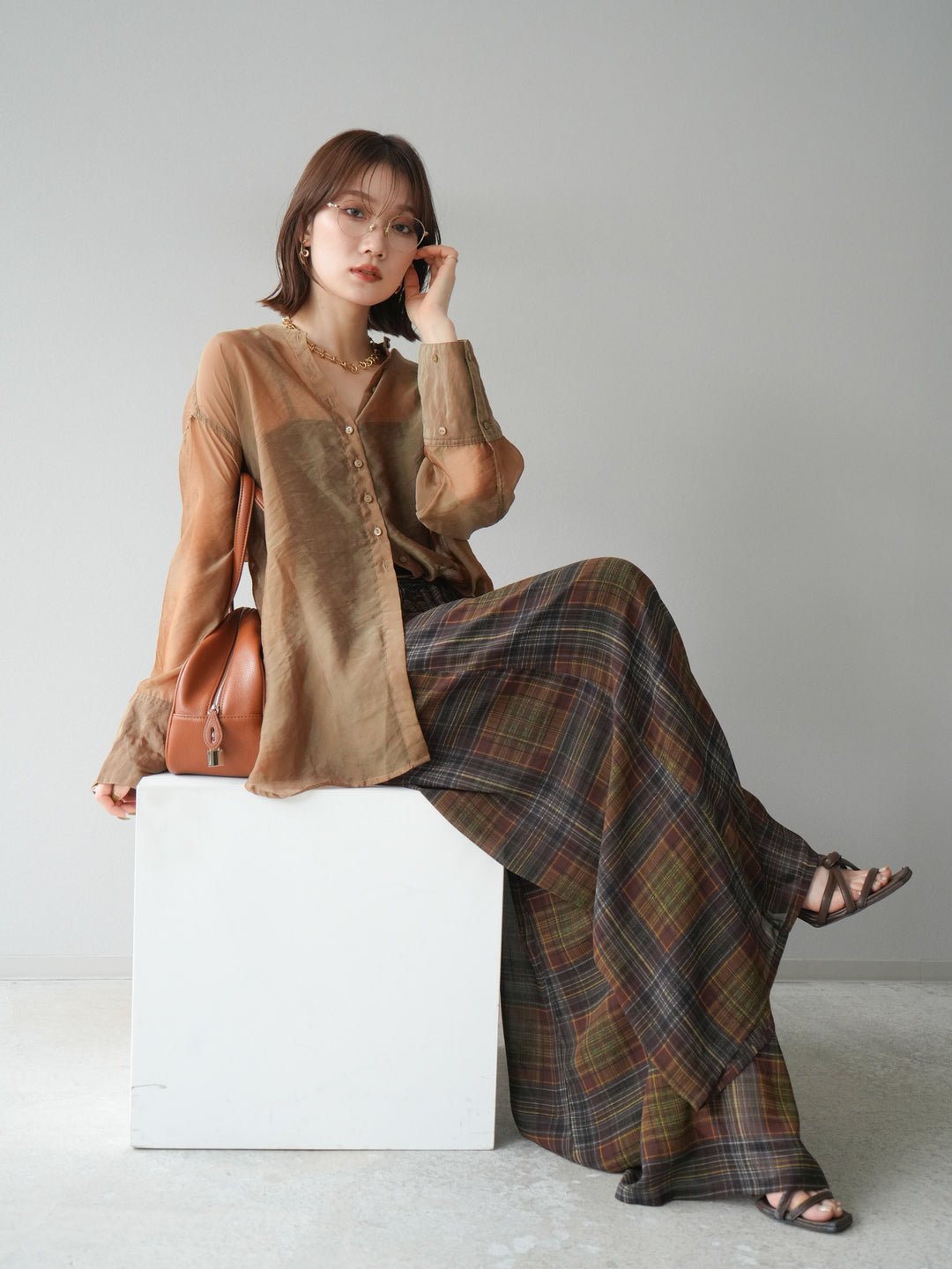 [SET] 亮面透視立領襯衫 + 透視格紋寬鬆褲 (2 件套)