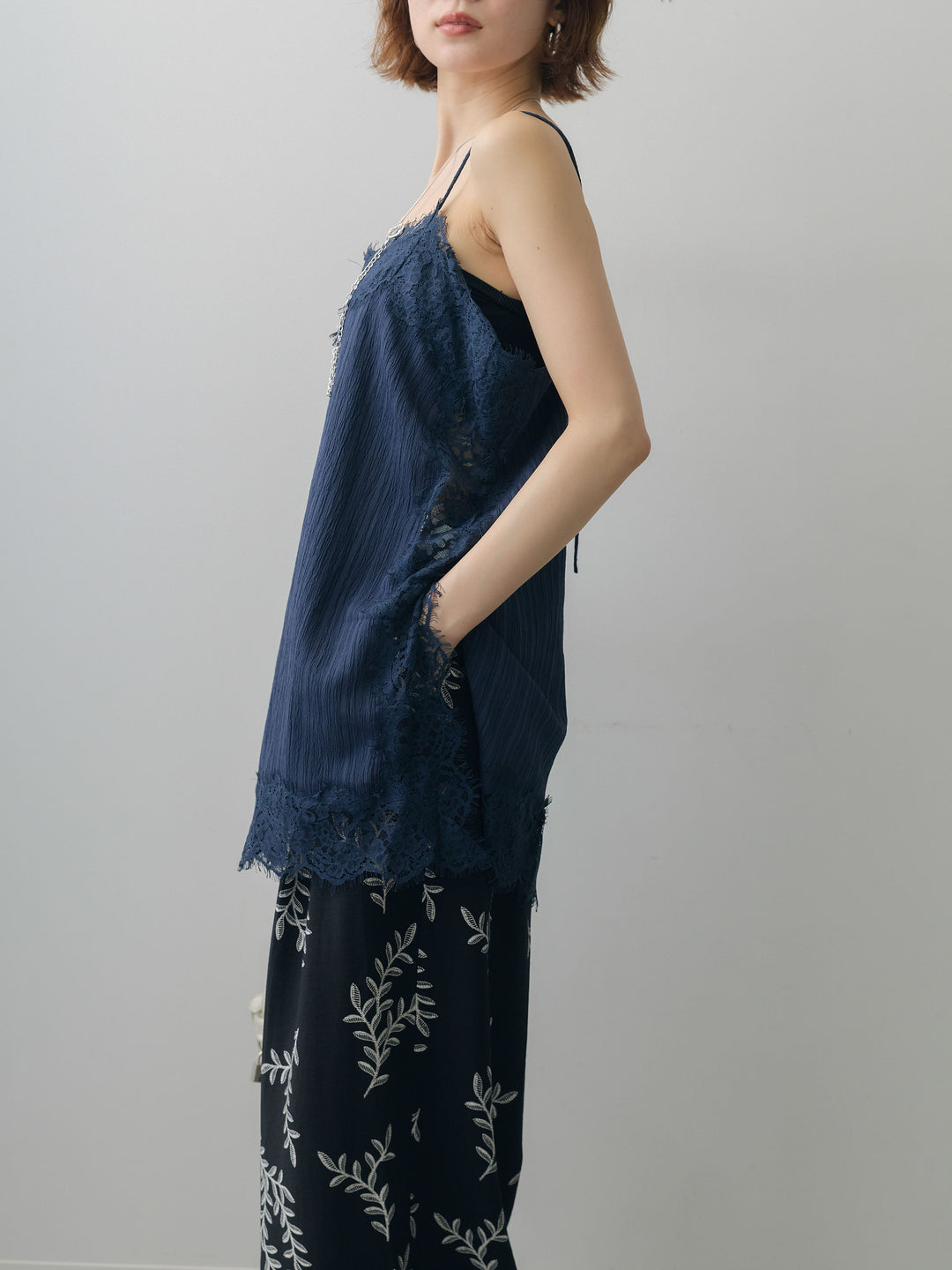 [予約]ワッシャーテクスチャーレーストリムキャミソール/navy