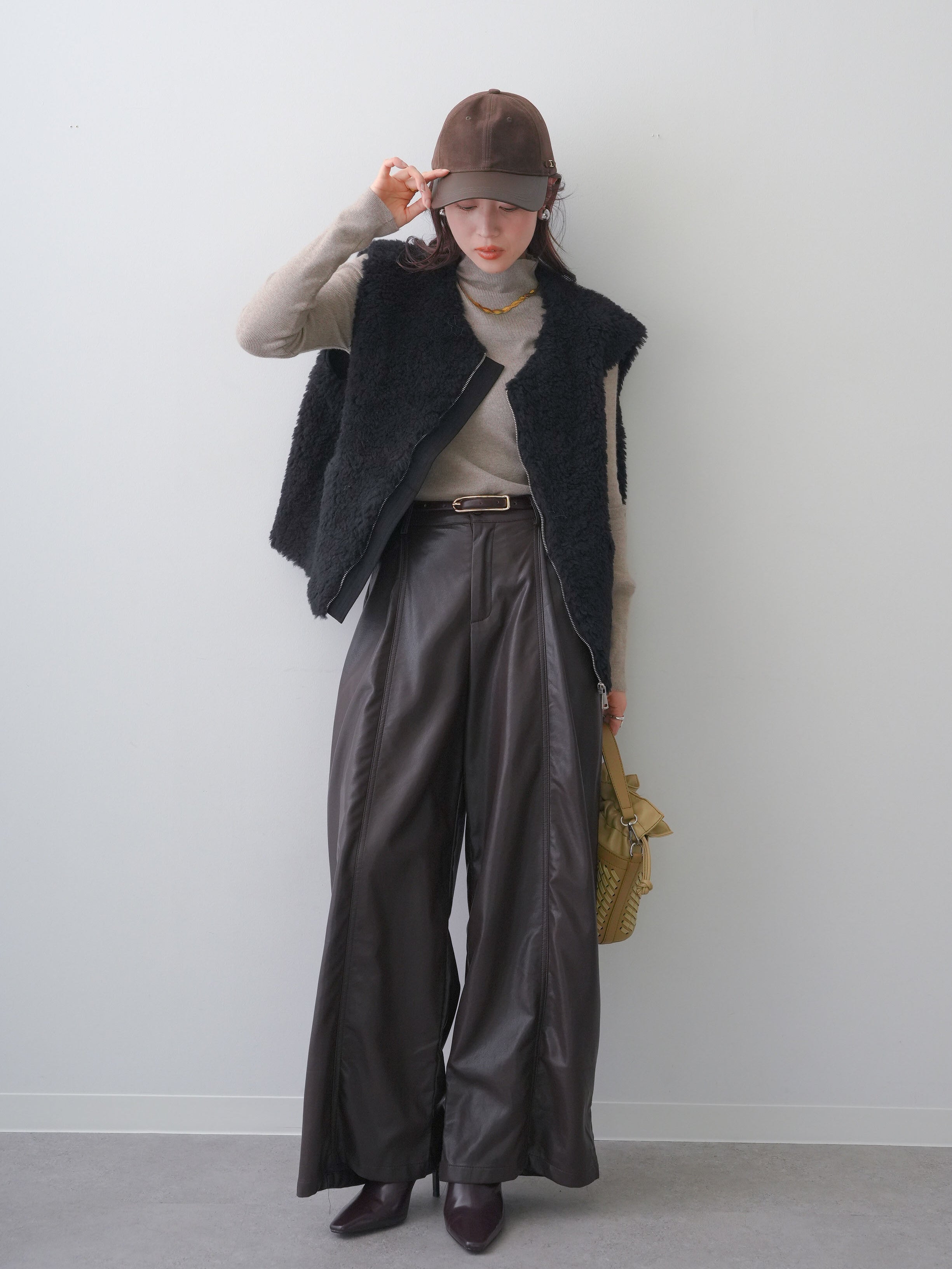 予約]フェイクレザーワイドパンツ/brown – Lumier