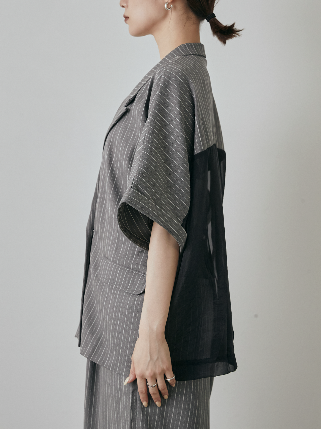 [予約]バックオーガンジーヘリンボーンストライプハーフジャケット/チャコール