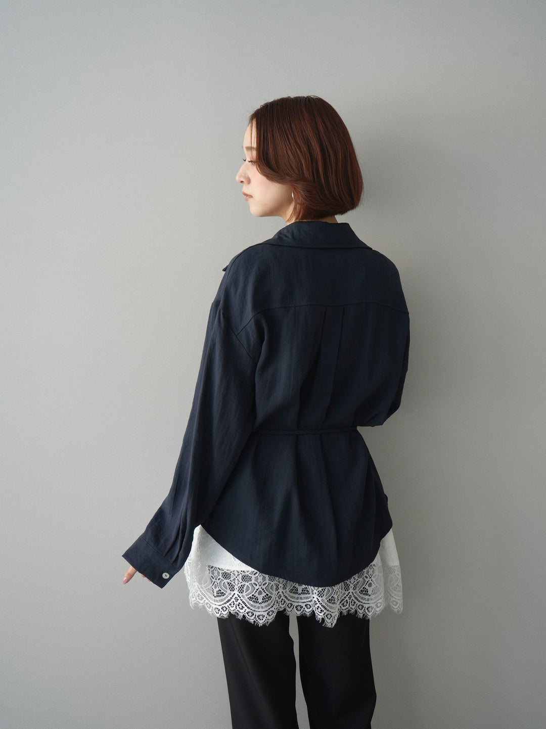 [SET]Vネック変形ラインシャツ+レーストリムキャミソール(2set)