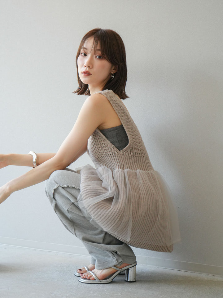 [SET] 薄紗層疊荷葉邊針織背心 + 兩用設計運動褲（2 件組）