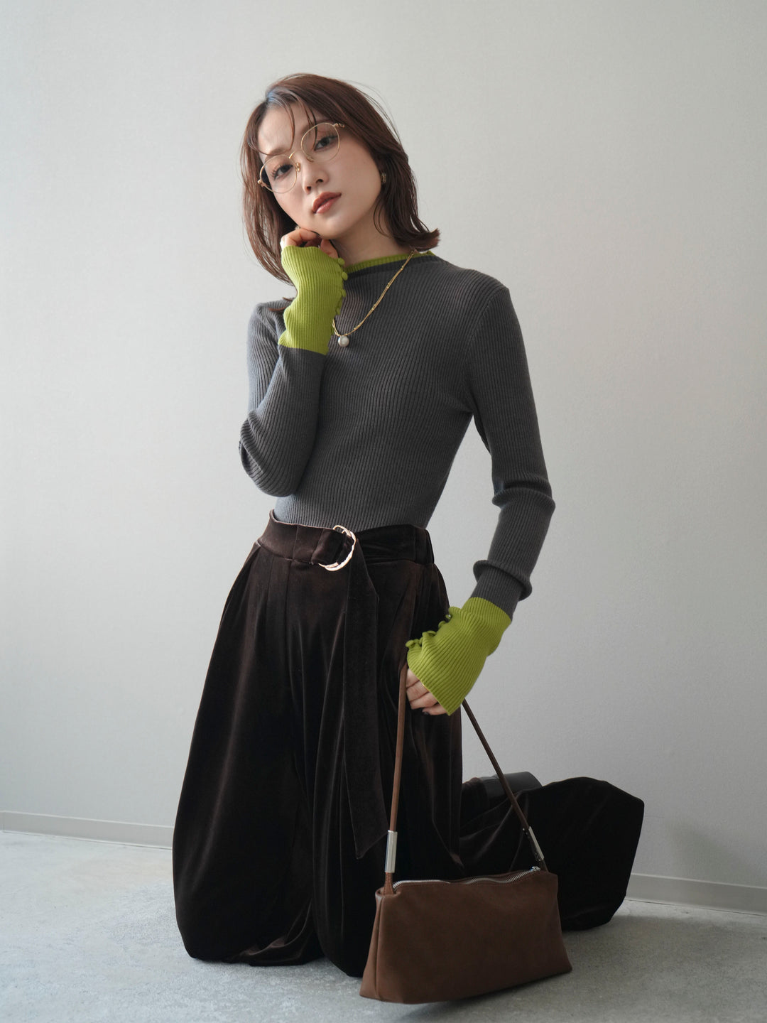 [予約]袖ボタンハイネック配色リブニットトップス/charcoal