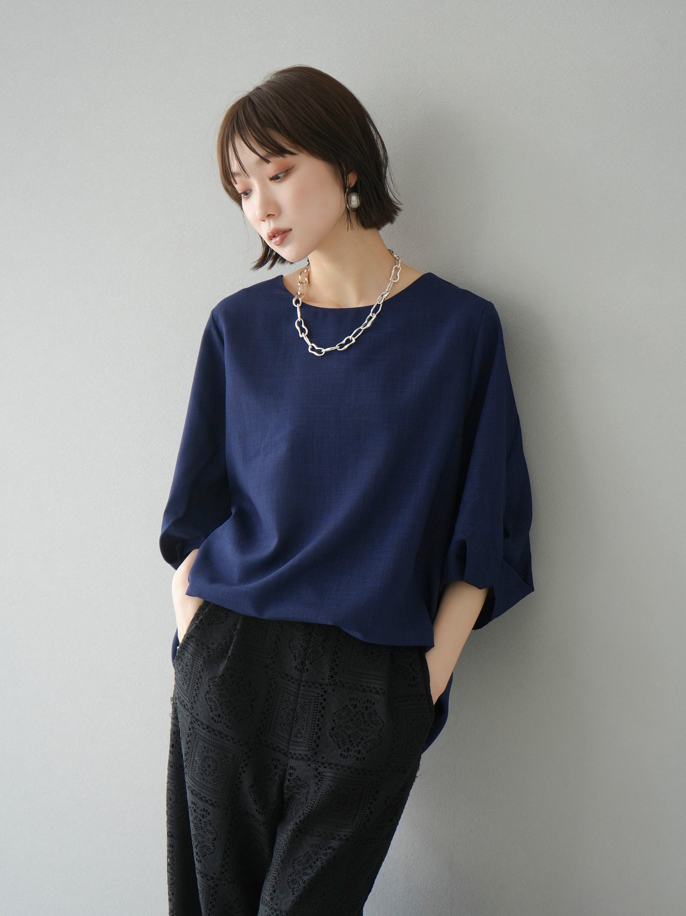 予約]ボリュームスリーブブラウス/ネイビー – Lumier