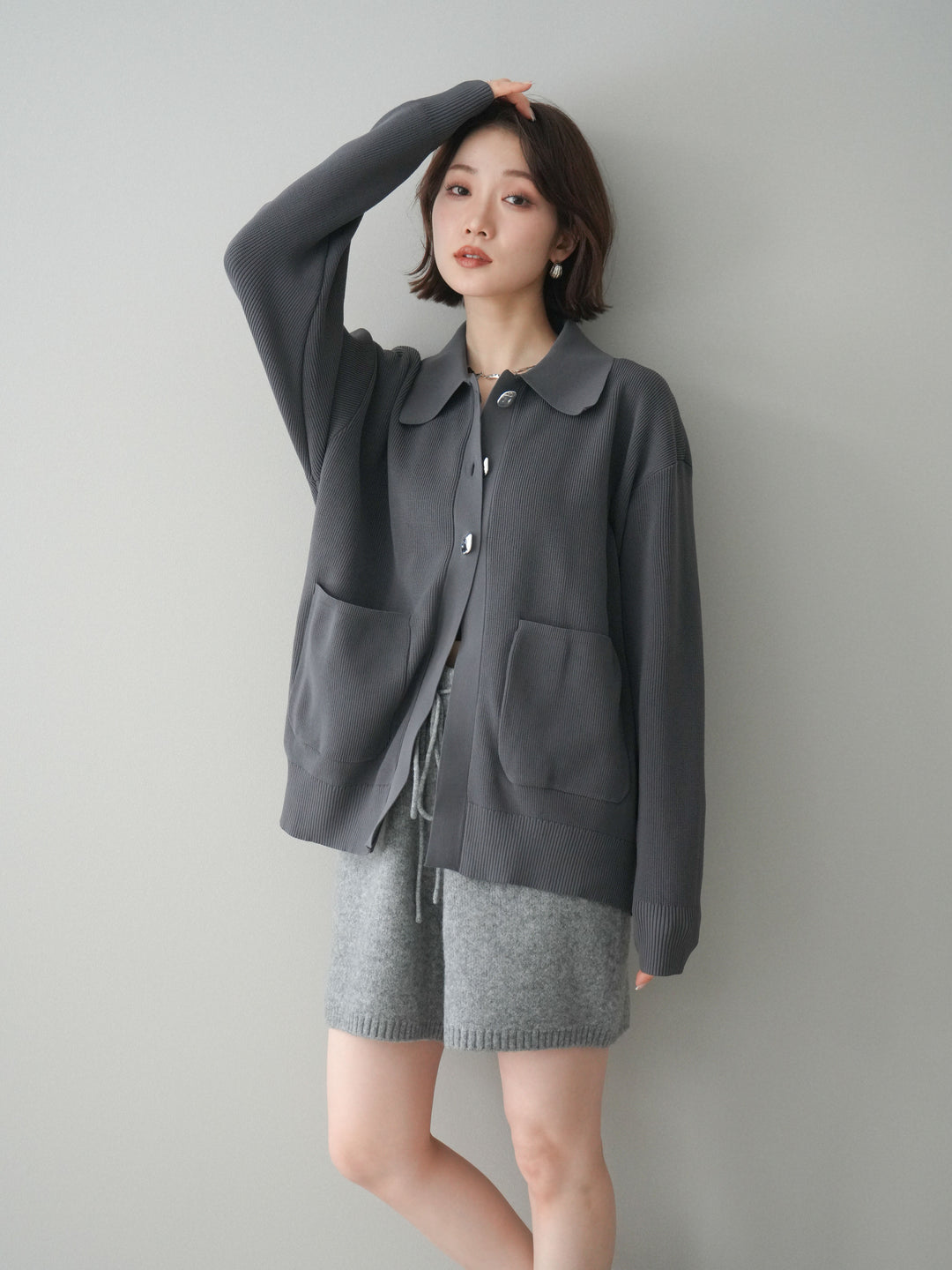 [予約]メタルボタン襟付きポリエステルニットカーディガン/charcoal