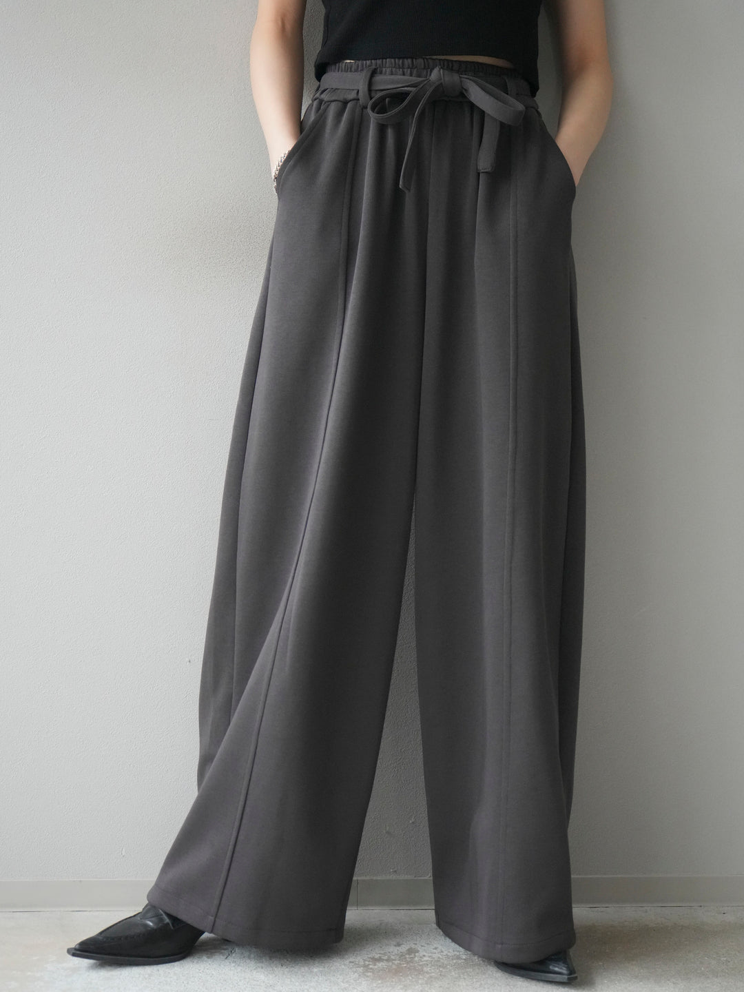 [予約]ベルト付スウェットワイドパンツ/charcoal
