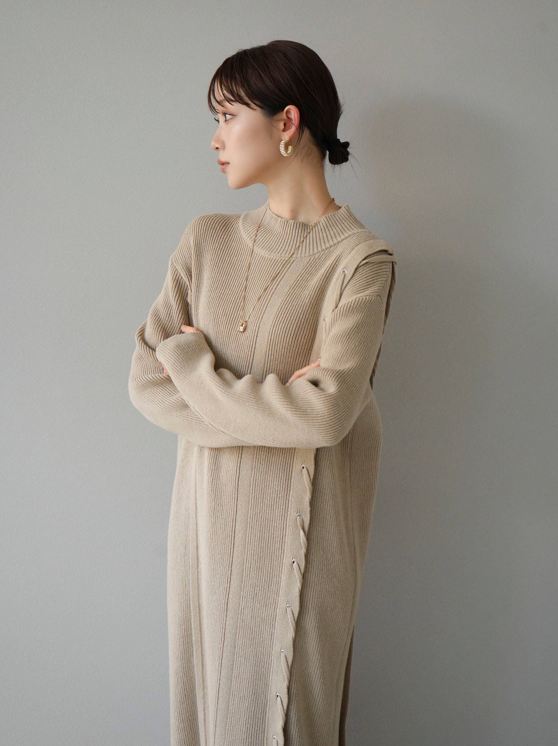 予約]アシンメトリーレースアップハイネックニットワンピース/ベージュ