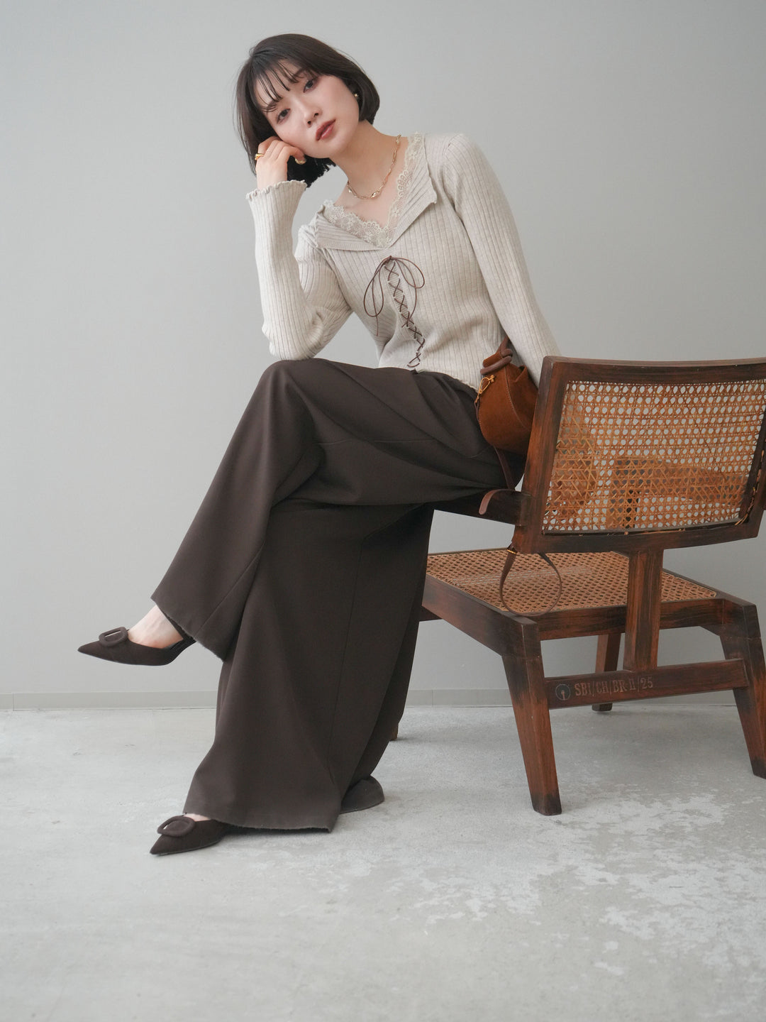 [予約]レースネックレースアップリブニットトップス/greige