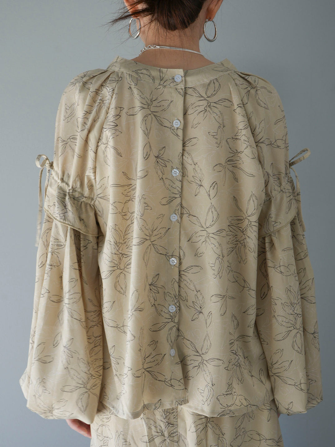 [Pre-order] Pen-touch flower print blouse/beige