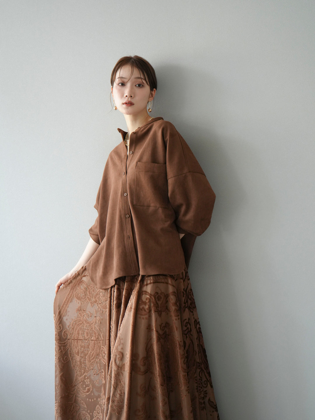 [SET]スエードバンドカラーオーバーシャツ+アンティーク柄フロッキーマキシスカート(2set)