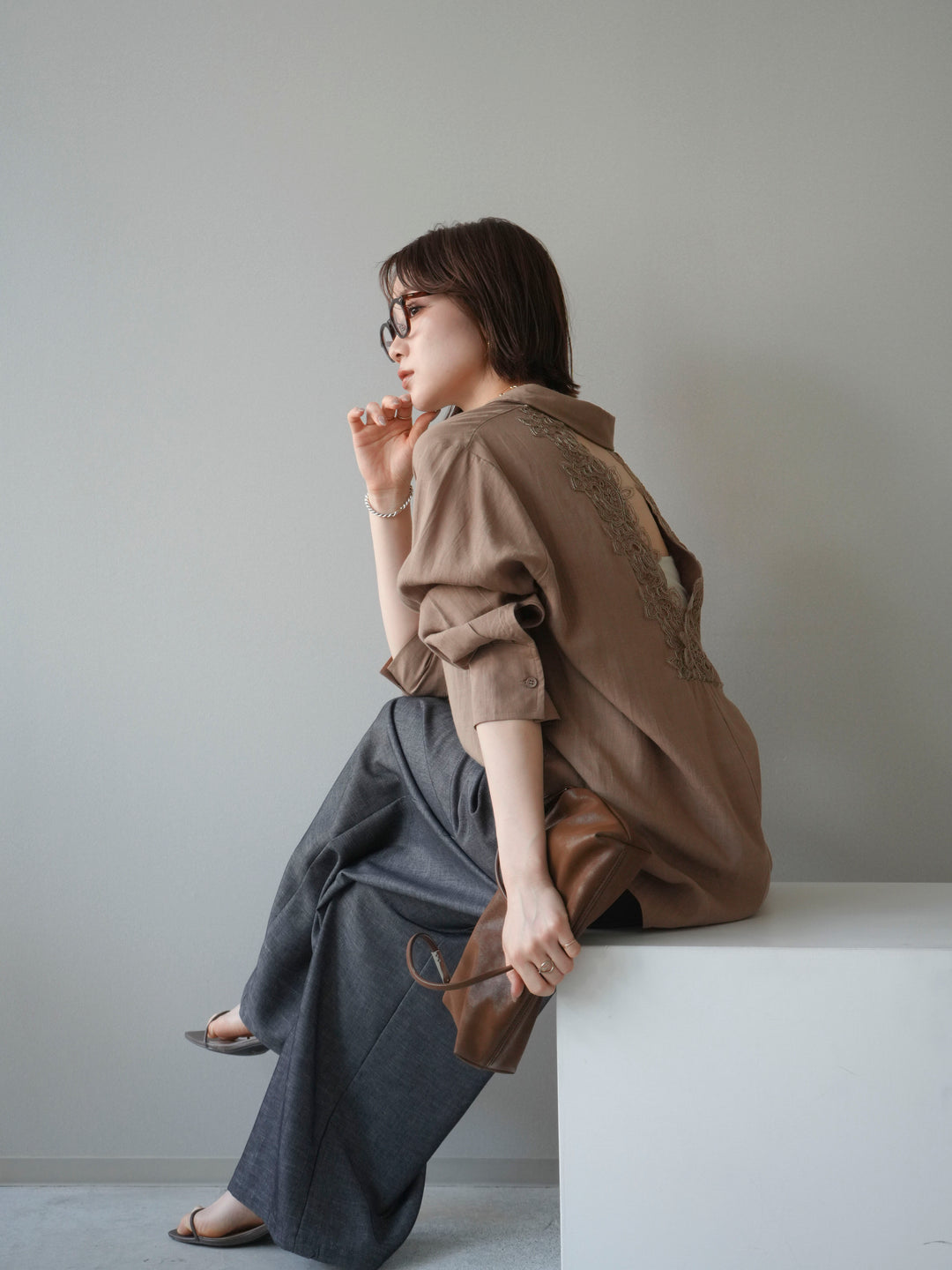[予約]バックVレースデザインシャツ/beige
