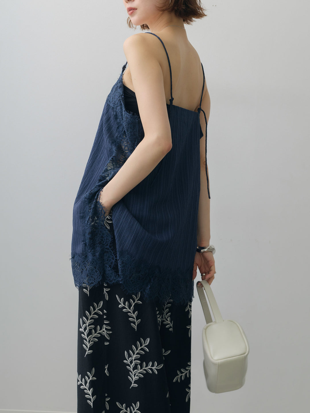 [予約]ワッシャーテクスチャーレーストリムキャミソール/navy