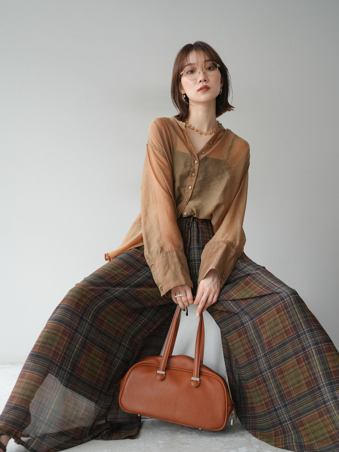 [SET] 亮面透視立領襯衫 + 透視格紋寬鬆褲 (2 件套)