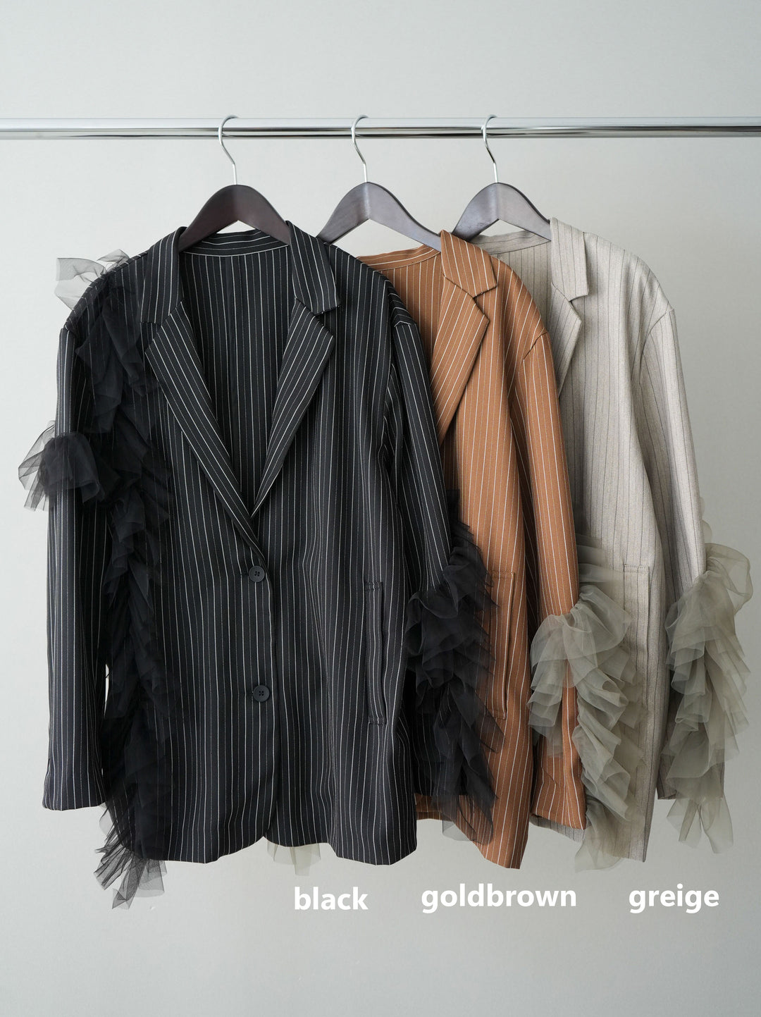[SET]アシンメトリーチュールストライプジャケット+カップ付きバッククロスキャミソール(2set)