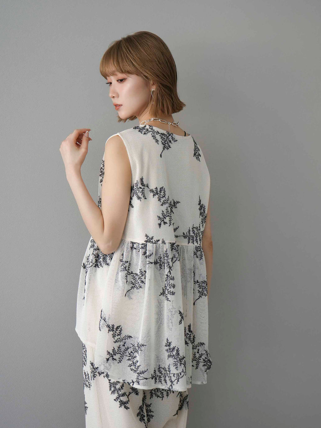 [予約]リーフ柄メッシュVネックフレアトップス/アイボリー