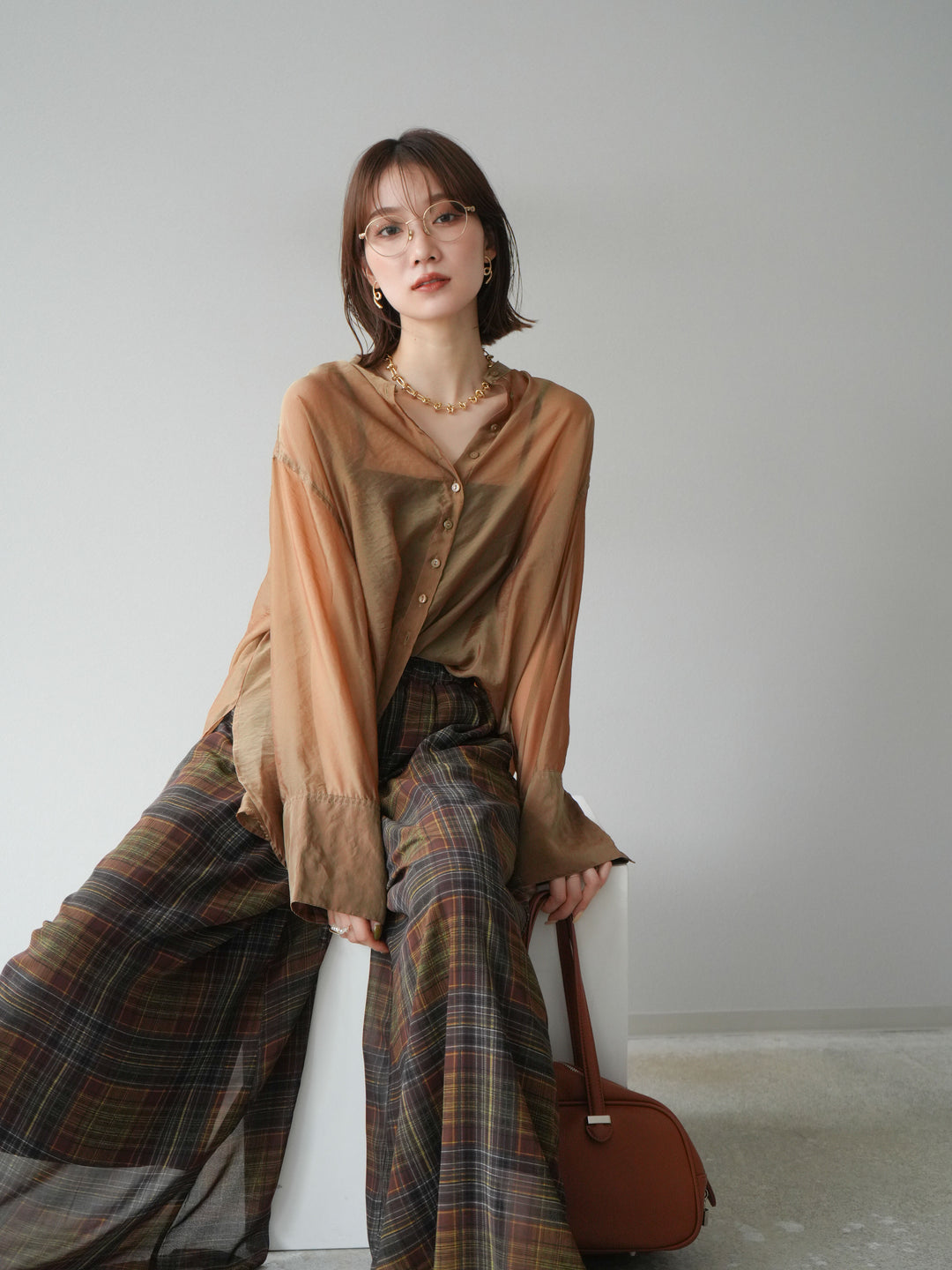 [SET] 亮面透視立領襯衫 + 透視格紋寬鬆褲 (2 件套)