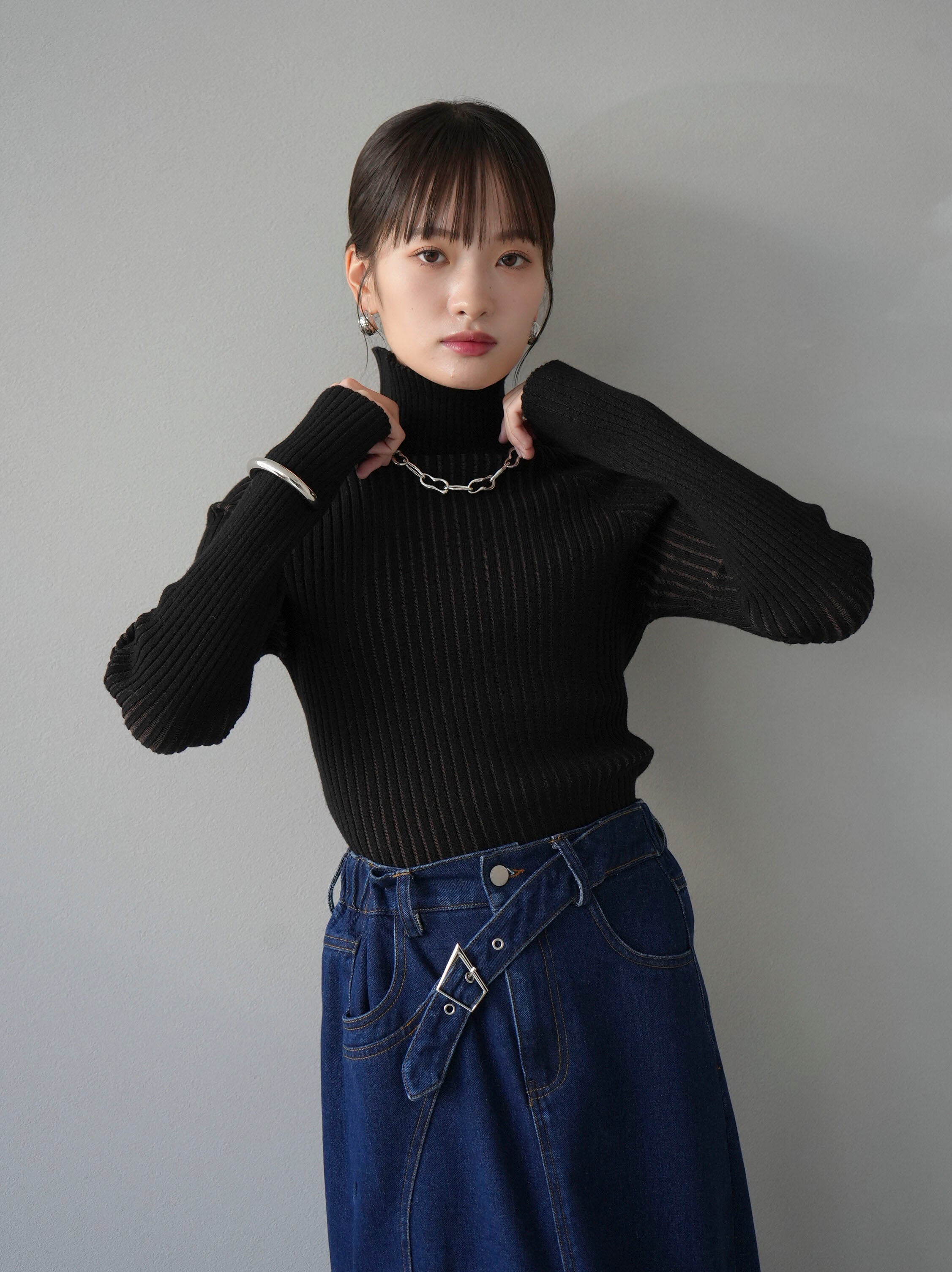 予約]バイカラーリブハイネックニットトップス/ブラック – Lumier