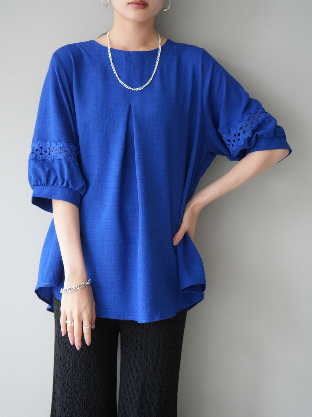 [Pre-order] Linen-touch sleeve cutwork tuck blouse/Royal Blue