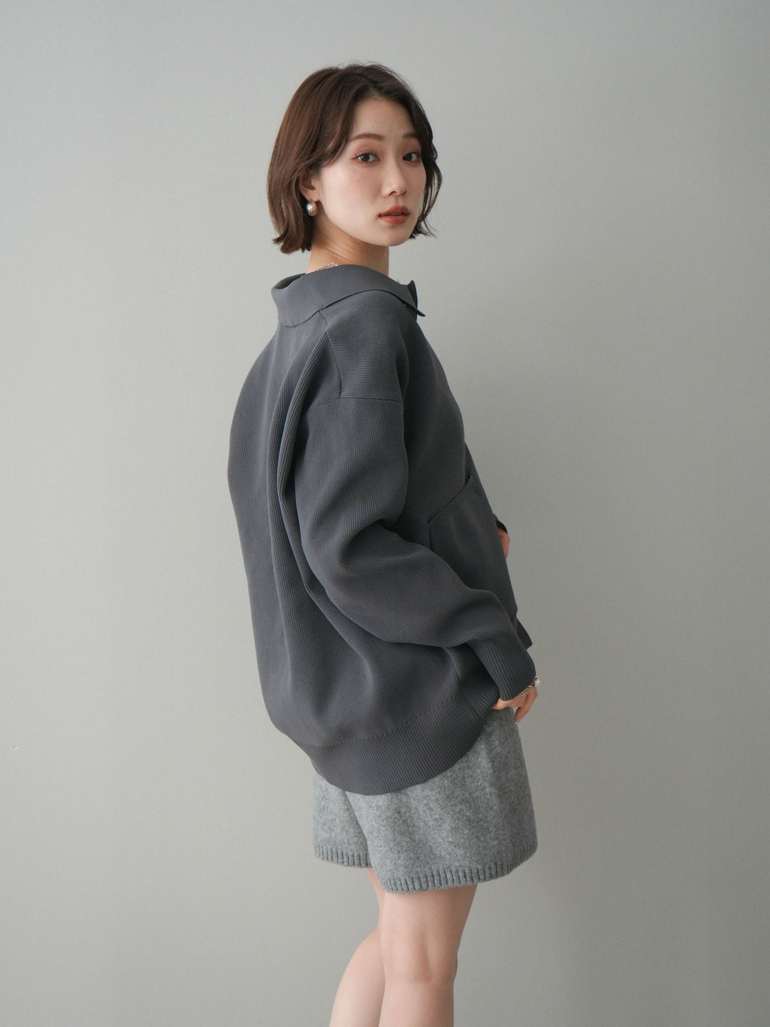 [予約]メタルボタン襟付きポリエステルニットカーディガン/charcoal