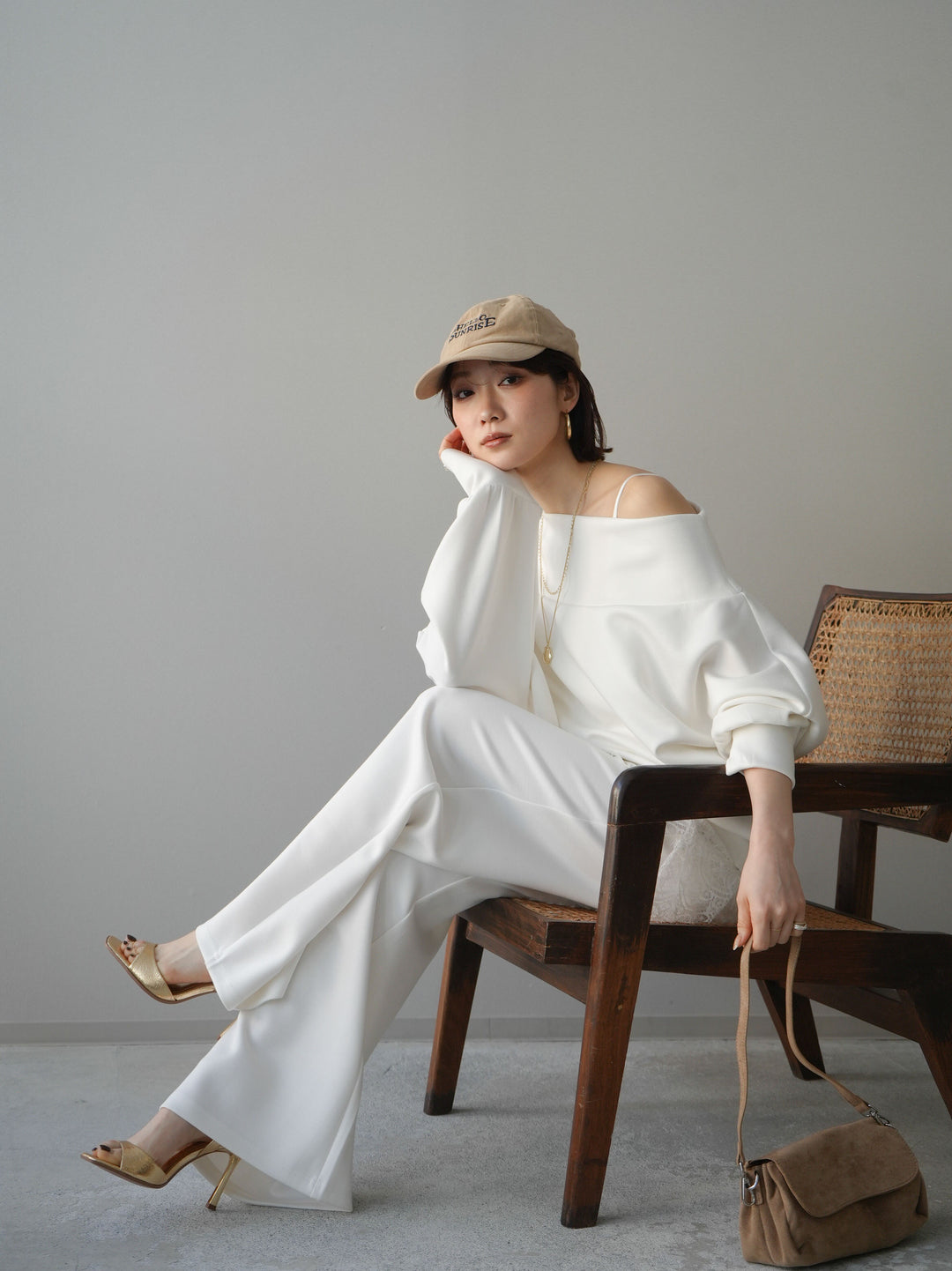 [予約]アシンメトリーオフショルポンチプルオーバー/white