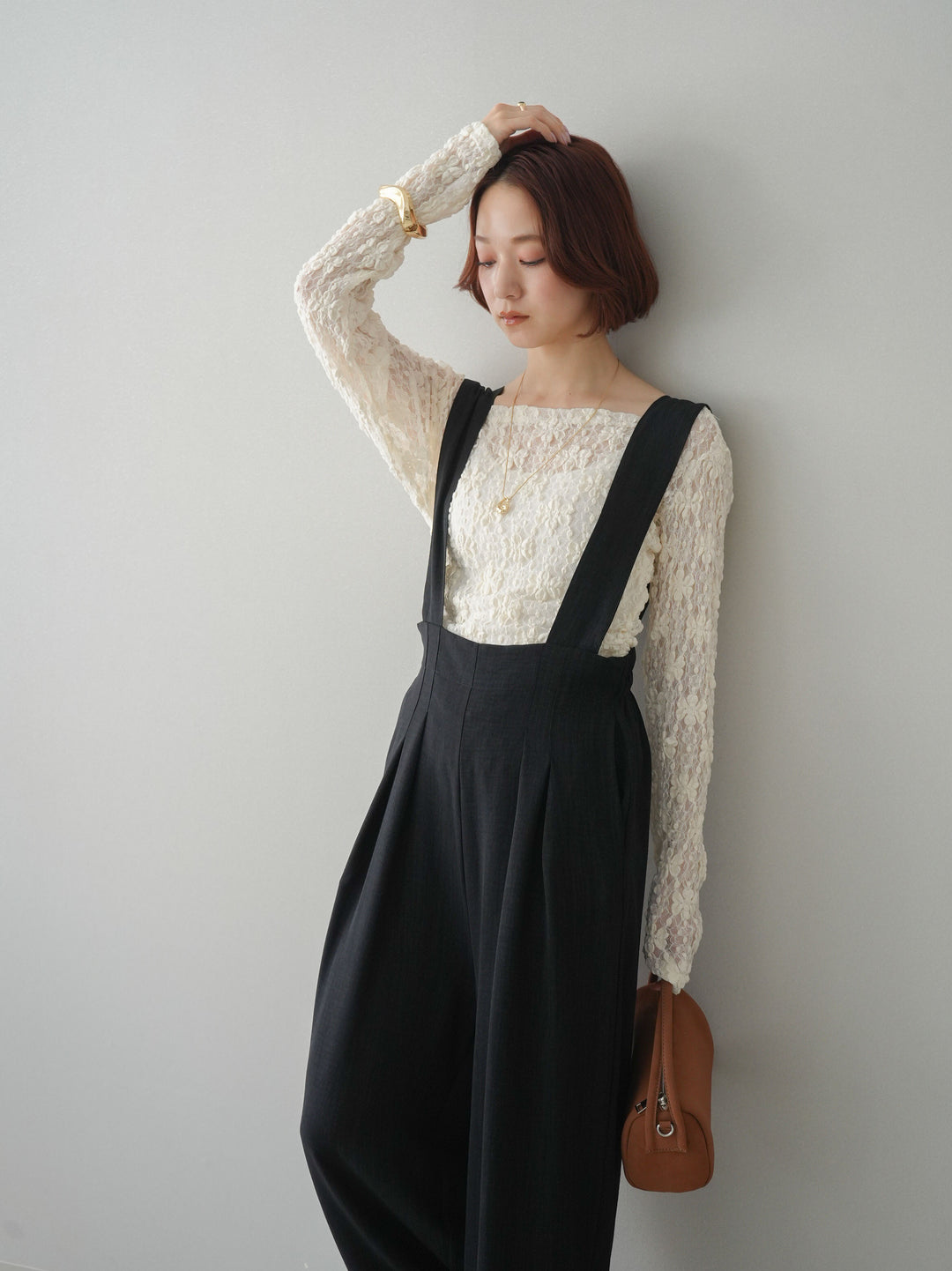 [SET]サイドギャザーレーストップス+シボ加工ハイウエストタックサロペット(2set)