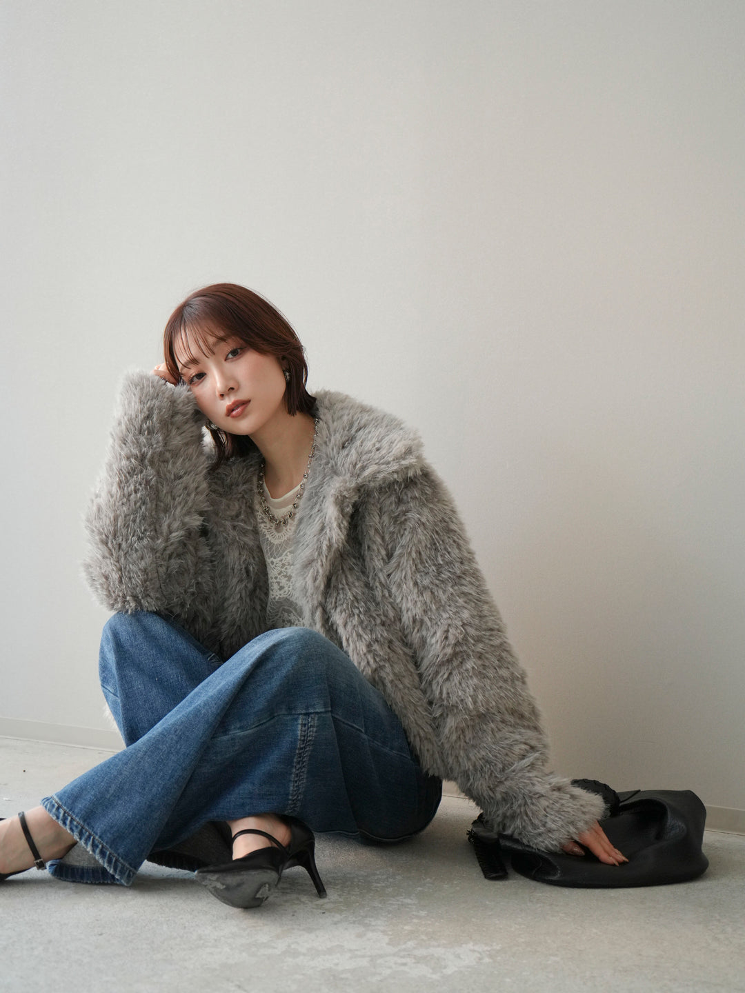 【套裝】短款人造毛領罩衫+薄紗蕾絲上衣+羊毛襯裡牛仔修身褲（三件套）