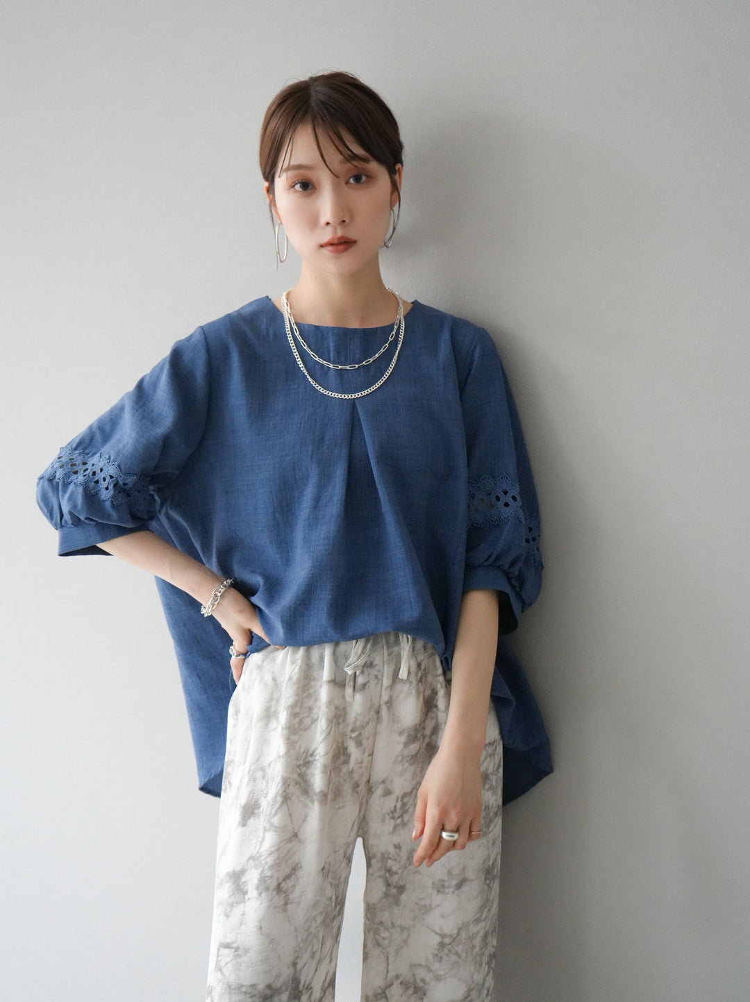 [Pre-order] Linen-touch sleeve cutwork tuck blouse/blue