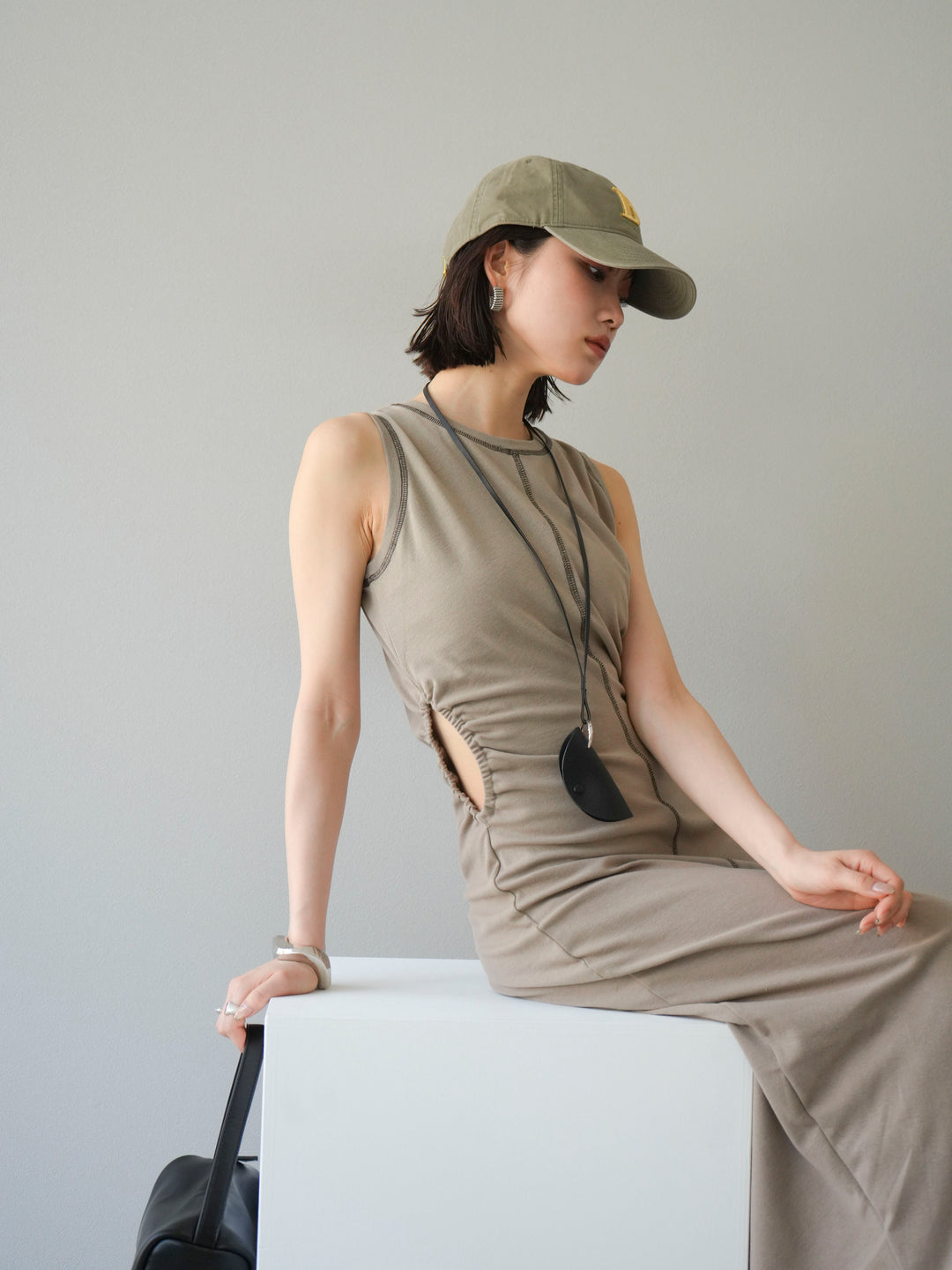 [予約]ウエストオープンステッチカットワンピース/ベージュ