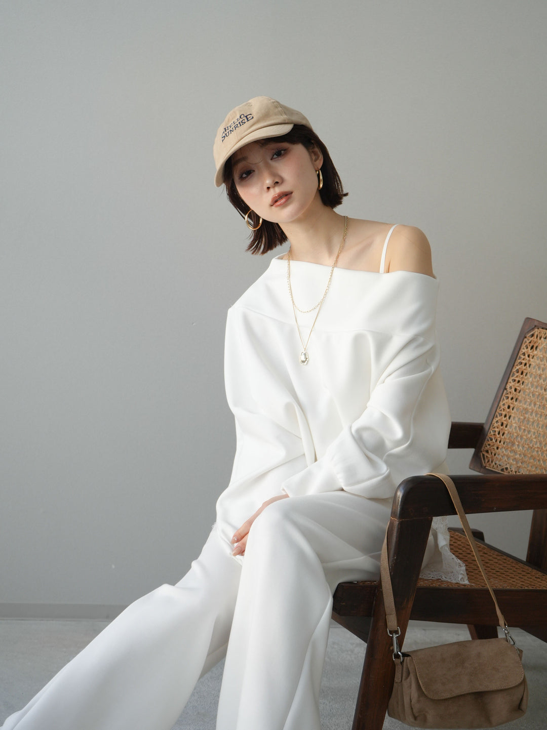 [予約]アシンメトリーオフショルポンチプルオーバー/white