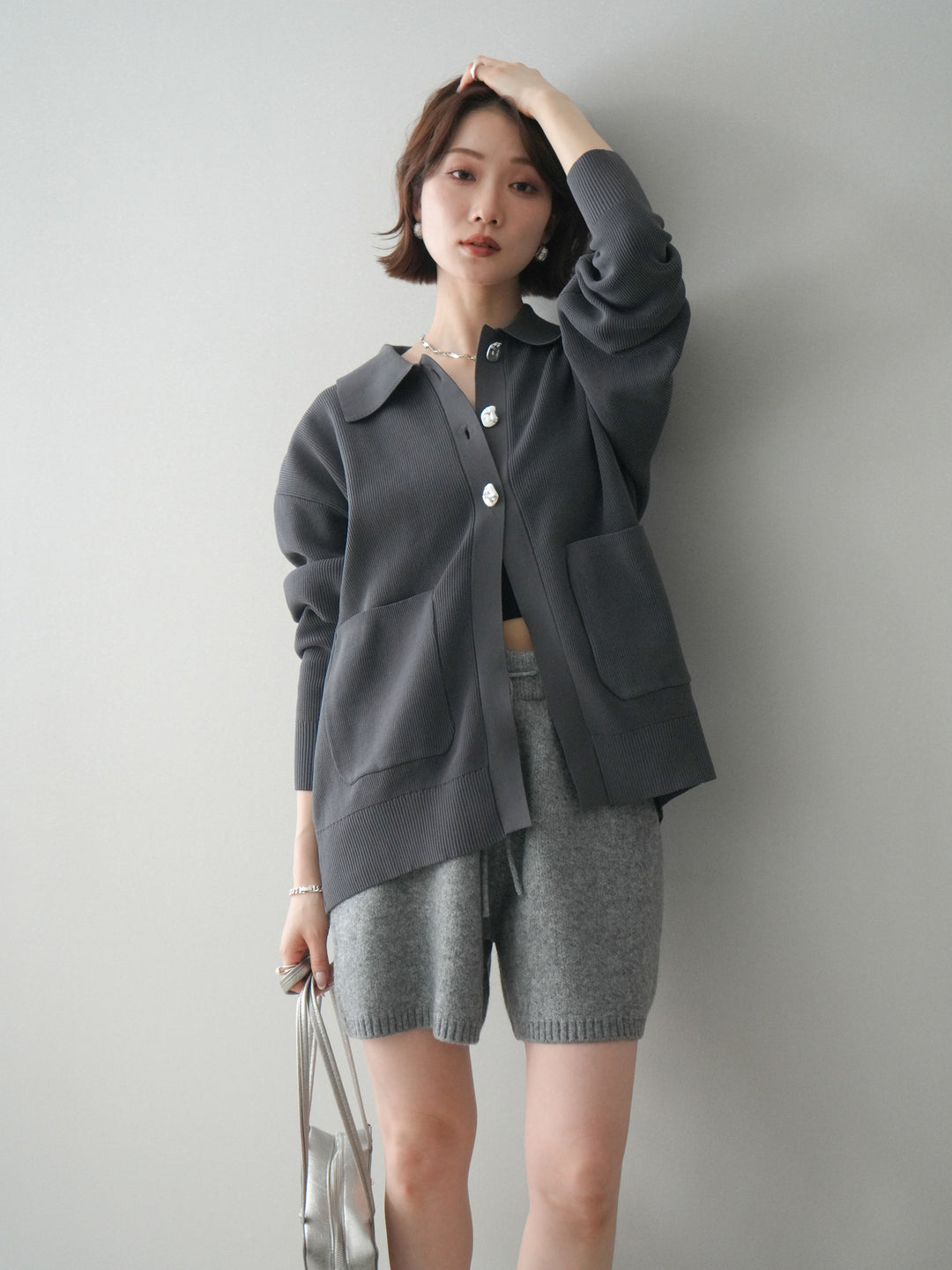 [予約]メタルボタン襟付きポリエステルニットカーディガン/charcoal