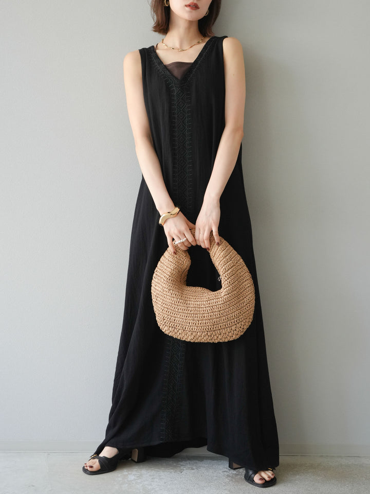 [予約]刺繍Vネックワンピース/ブラック