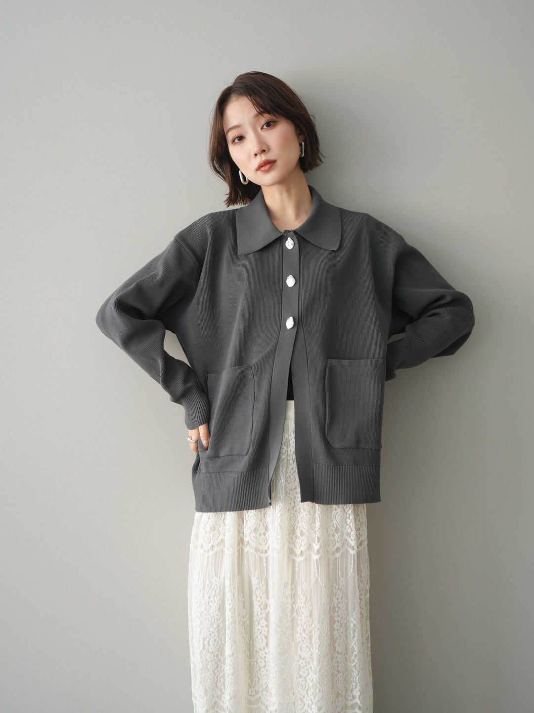 [予約]メタルボタン襟付きポリエステルニットカーディガン/charcoal