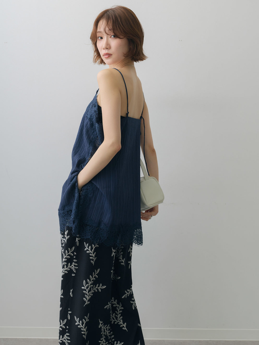 [予約]ワッシャーテクスチャーレーストリムキャミソール/navy